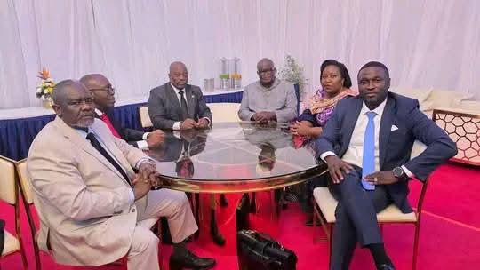 Crise politique en RDC : Seth Kikuni dénonce la suspension de 10 partis de l’opposition dont le tient et accuse le gouvernement Tshisekedi de “dérive autoritaire”